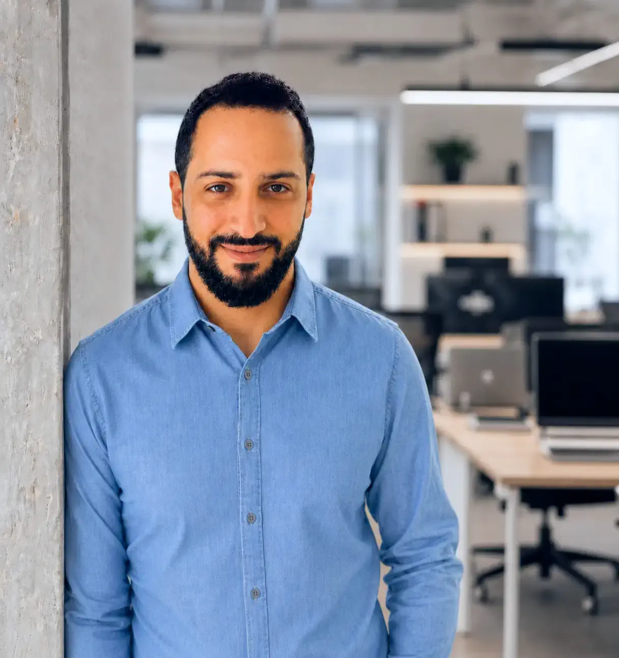 Retrato de Guilherme Cazaroto em um escritório de engenharia de software